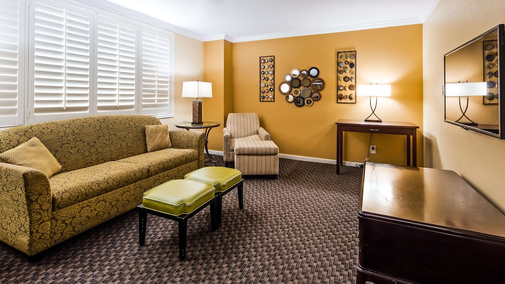 Suite, 1 King Bed, Non Smoking, Refrigerator (No Resort Fees) photo 3