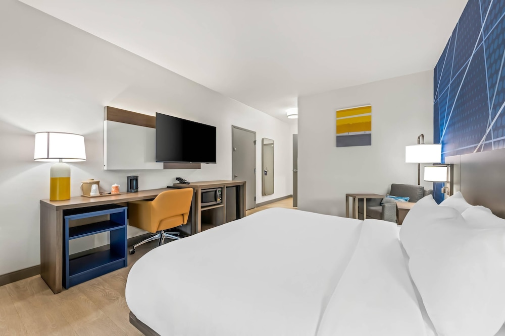 Room, 1 King Bed, Non Smoking (Accessible Bathtub) - Photo 3