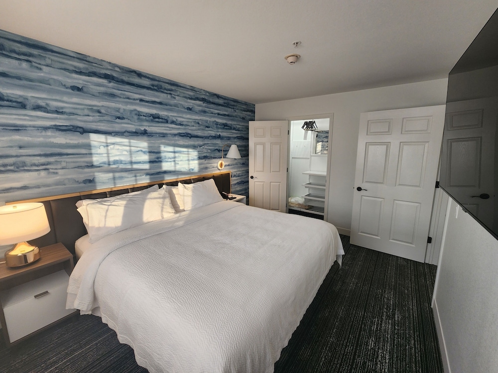 Suite, 1 King Bed with Sofa bed - Photo 3