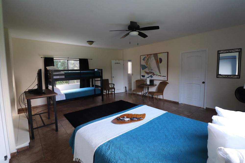 Deluxe Room, Multiple Beds, Private Bathroom photo 2