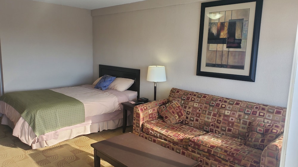 Queen Room with Sofa Bed - Photo 6