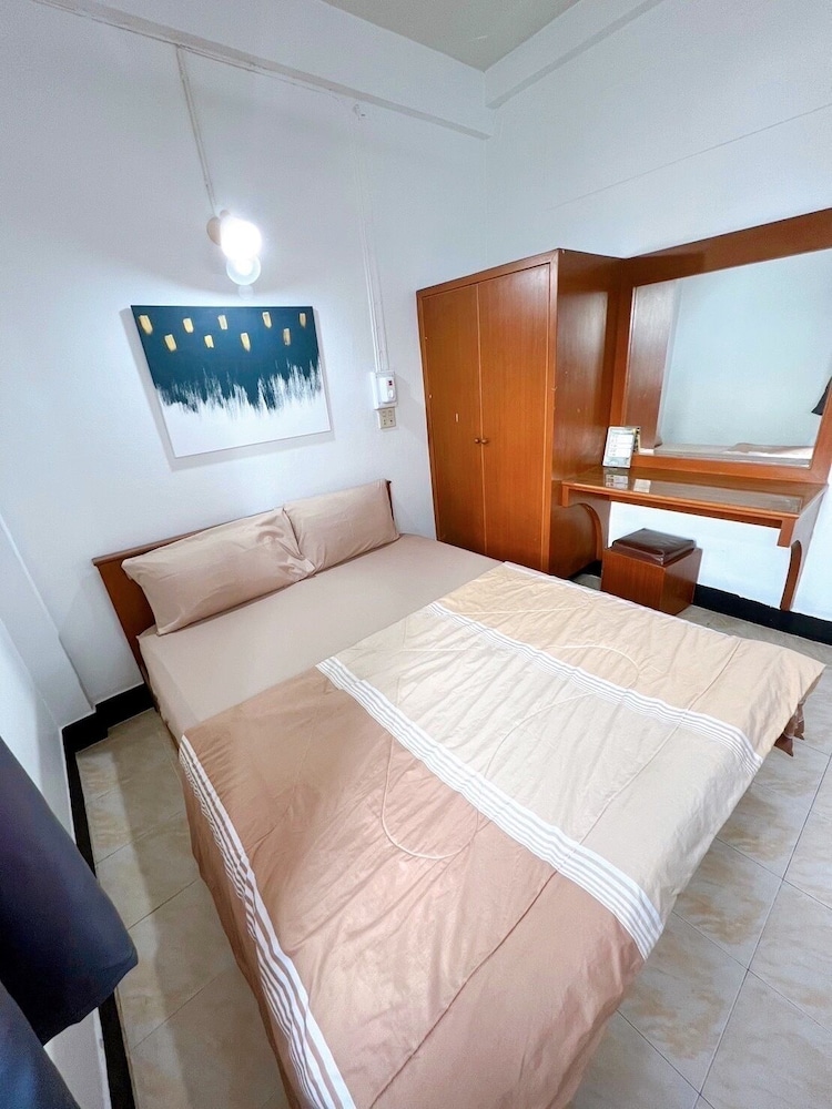 One Bed with Electric Fan photo 3