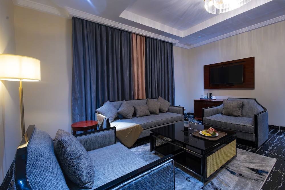 Executive Suite - Photo 3