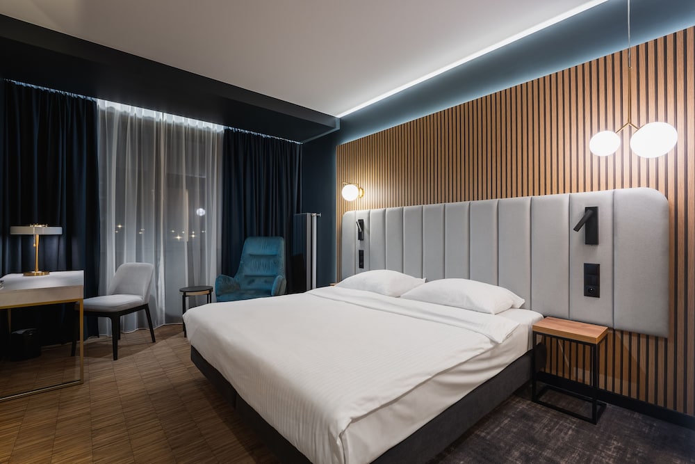 Superior Loft, 1 King Bed (Garden view)