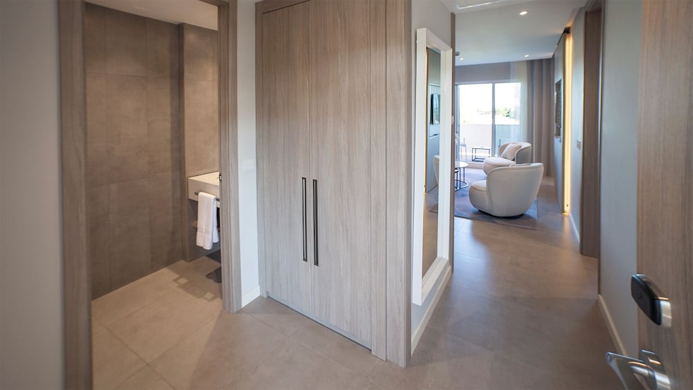 Premium Suite, Terrace thumbnail 6