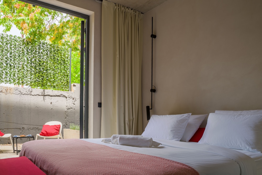 Room, 1 Queen Bed, Patio photo 1