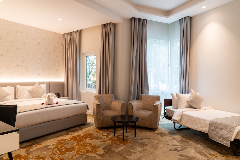 Premium Room, 1 King Bed photo 3