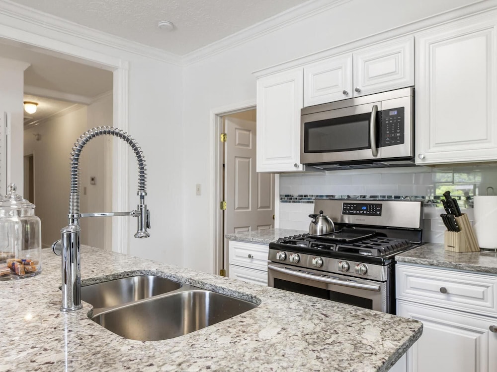 Bsmt Suite Near Stadium w Parking Coffee BBQ AC, Billede 3