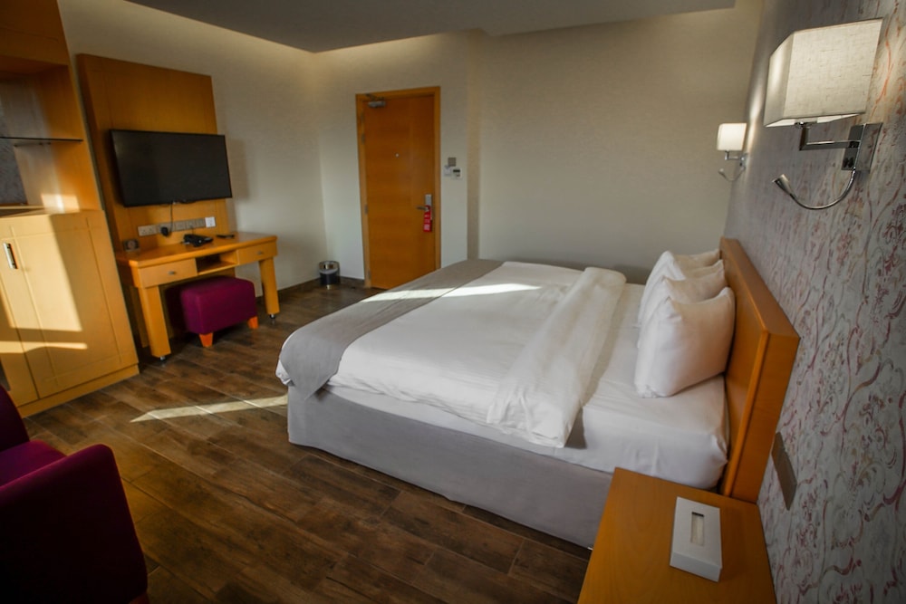 Deluxe Room, 1 King Bed - Photo 1