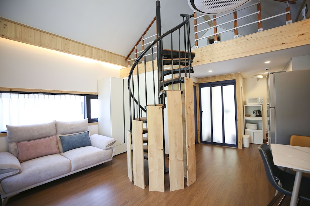 Charlie's House 2F