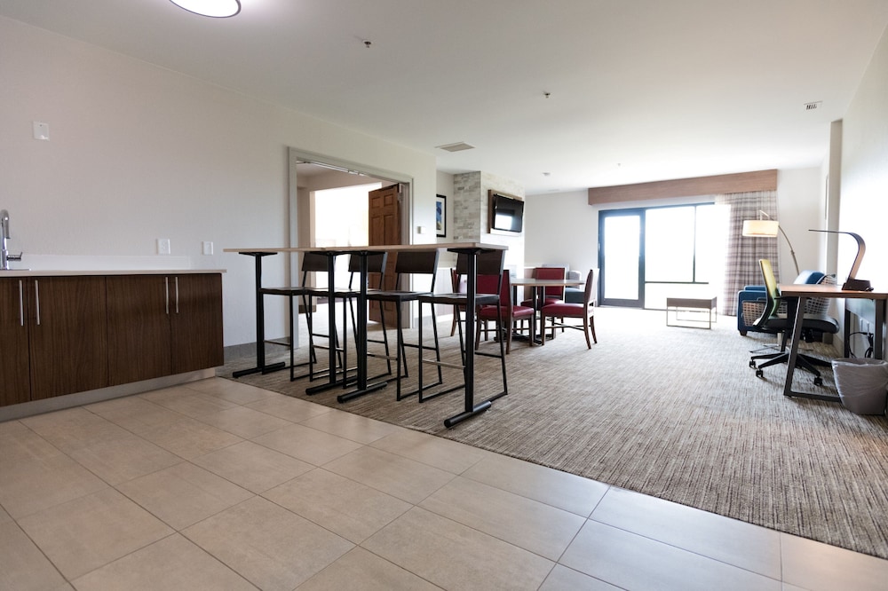 Suite, 1 Bedroom - Photo 1