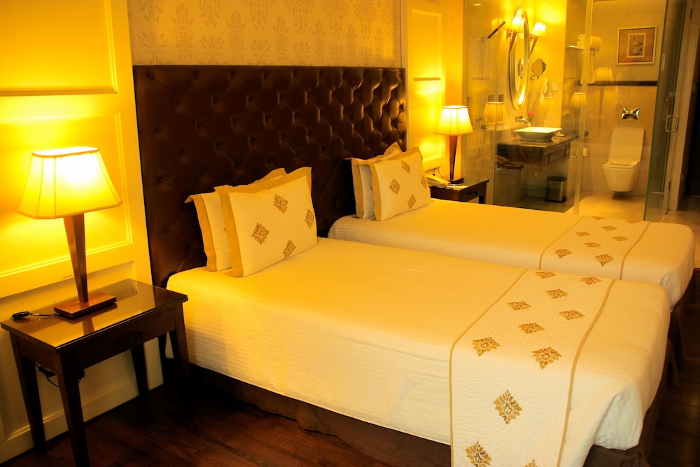 Contemporary Room - Photo 2