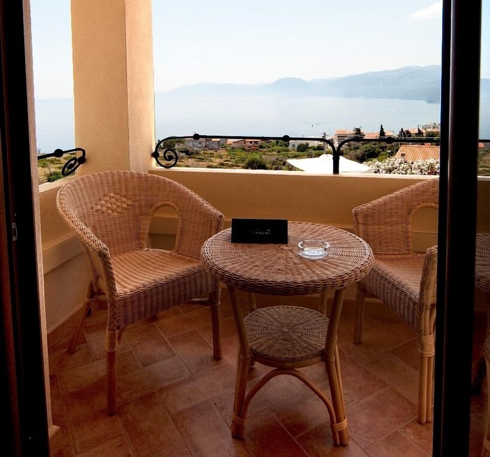 Exclusive Triple Room, 1 Bedroom, Hot Tub, Mountainside (Cala Goloritze) photo 2
