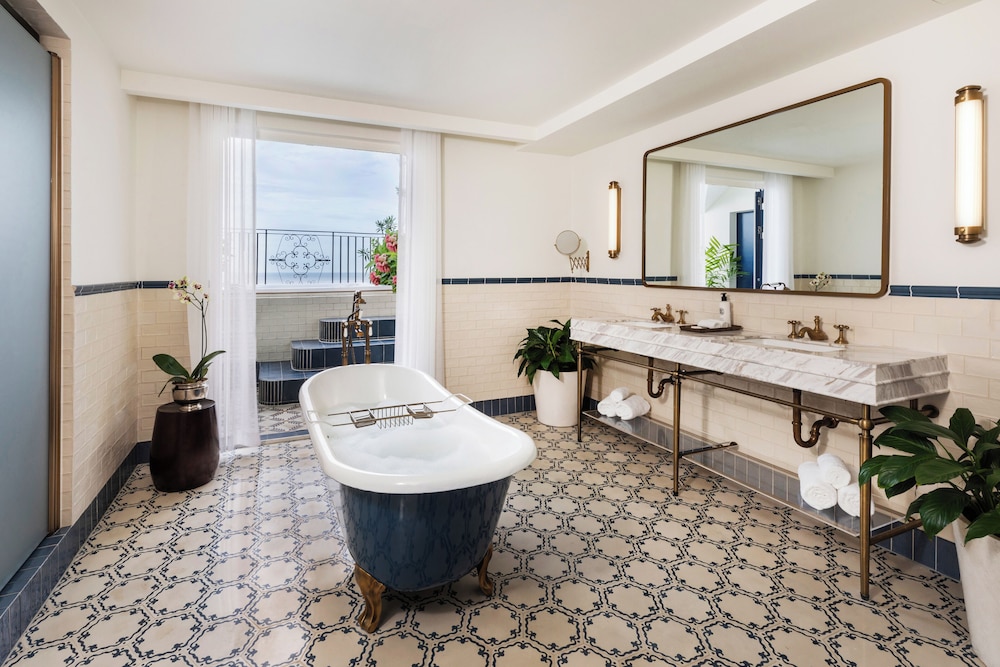 MAGNIFIQUE DUPLEX SUITE 1 KING HISTORIC VIEW