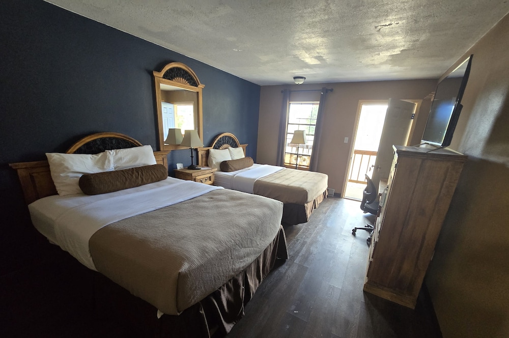 Room, 2 Queen Beds, Non Smoking (Upgrade) photo 3