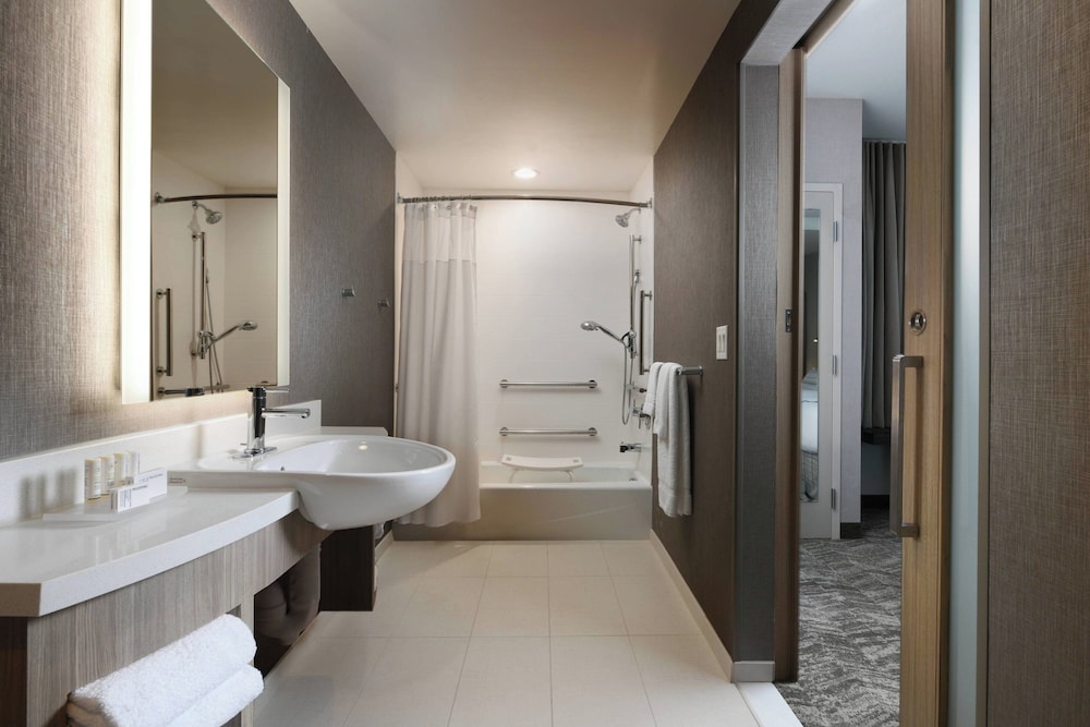 Suite, Multiple Beds (Mobility/Hearing Access, Roll-in Shwr) - Photo 5