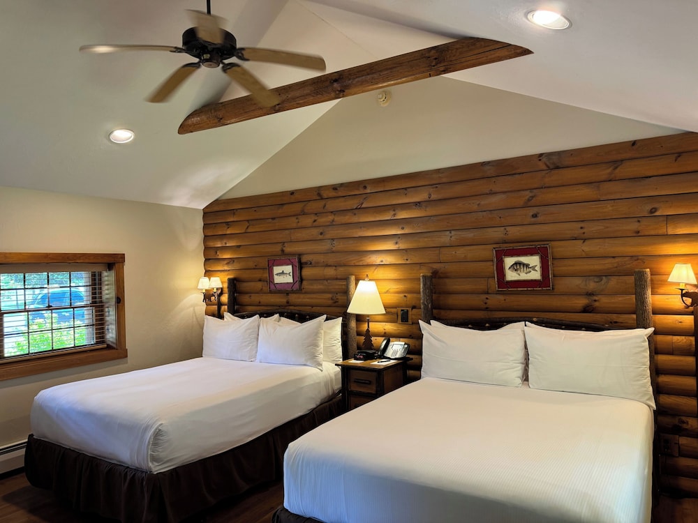 Lodge - Deluxe Room w/ 2 Queen Beds photo 2