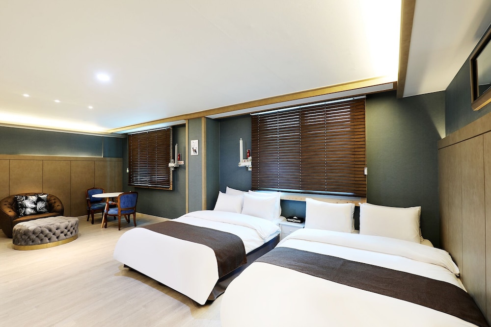Family Suite (Breakfast not provided on Monday) - Photo 4