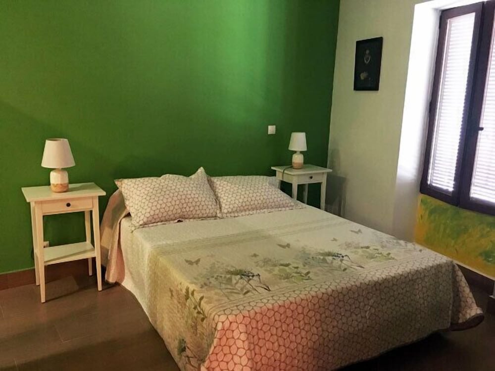 Habitación Doble, 1 Cama Queen, Baño Compartido (Orquídea)