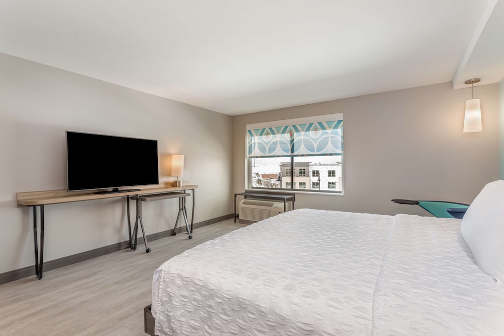 Room, 1 King Bed, Accessible (Roll-In Shower) photo 2