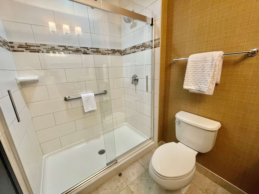 Standard Room, 2 Queen Beds, Non Smoking, Refrigerator & Microwave photo 2