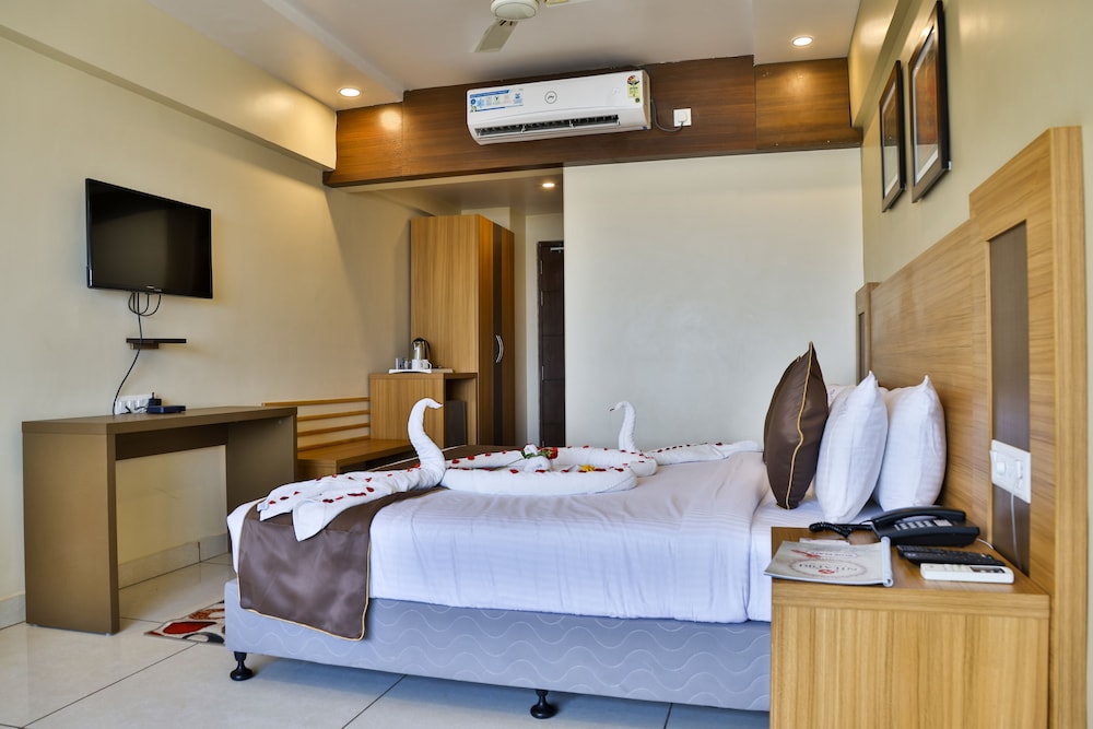 Deluxe Double Room, Partial Sea View photo 3