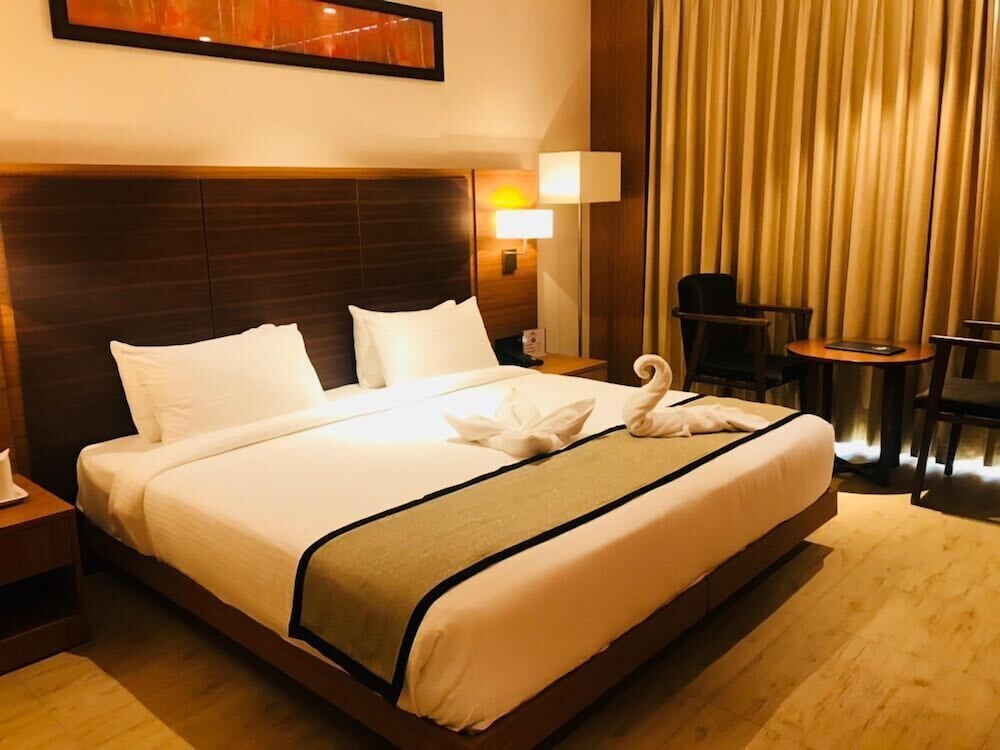 Premier Double Room Single Use, 1 King Bed, Smoking, Garden View