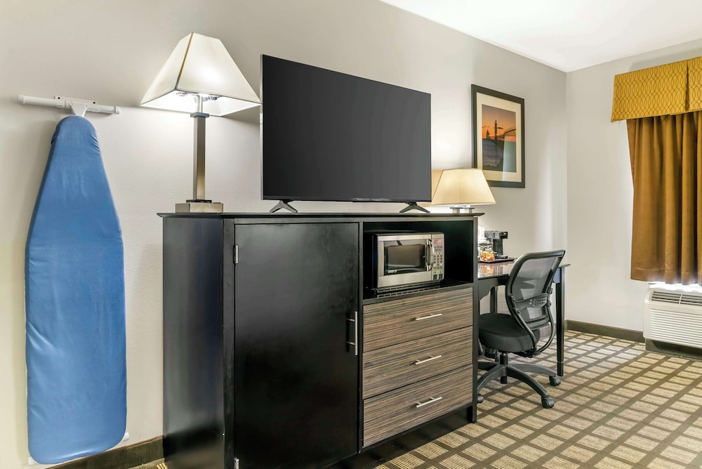 Standard Room, 1 Queen Bed, Accessible, Refrigerator & Microwave photo 3