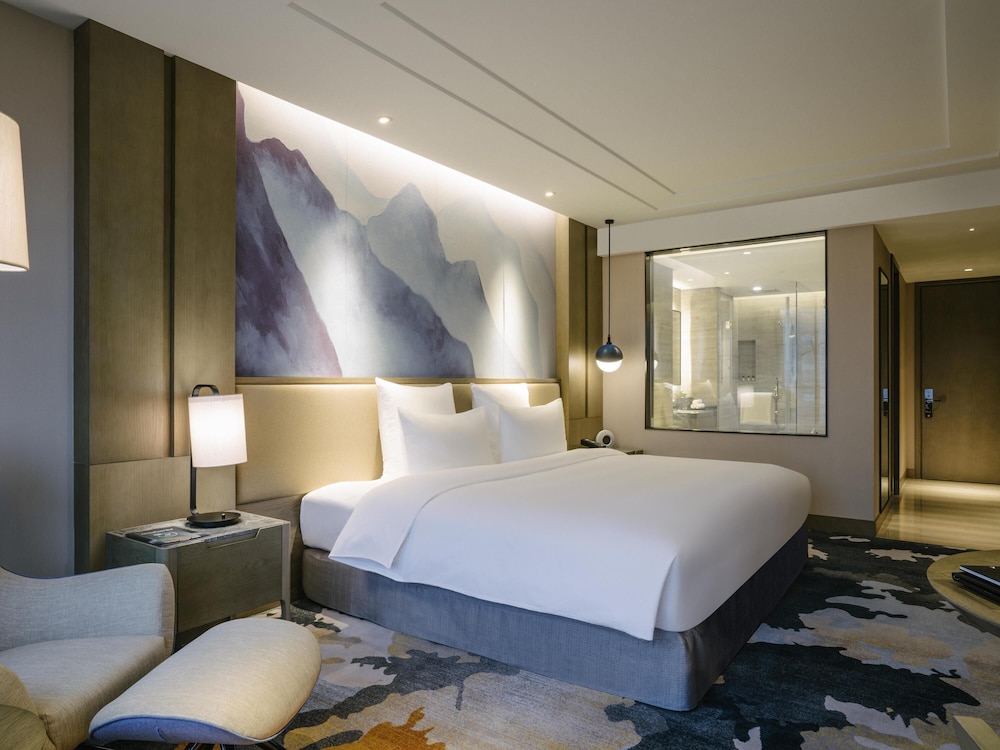 Deluxe Room, 1 King Bed, Sea View photo 2