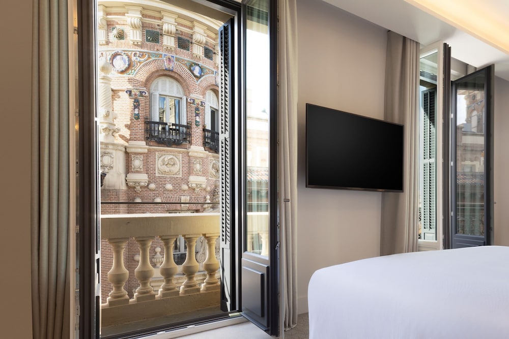 Premium Room, 1 King Bed, Non Smoking, City View (Corner) thumbnail 6