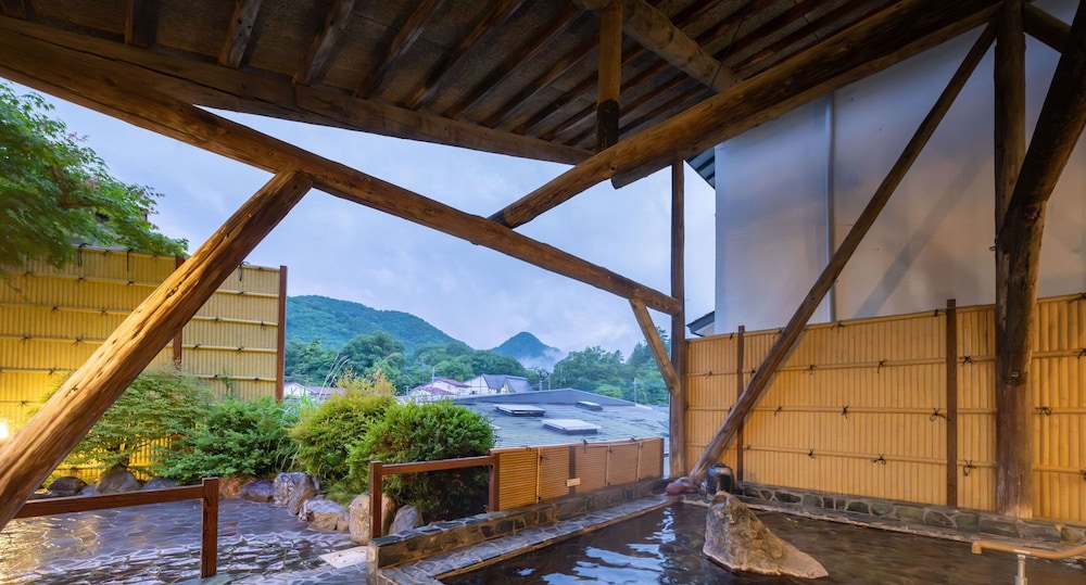 [Non-smoking] Run of House (Toilet/No bathroom)