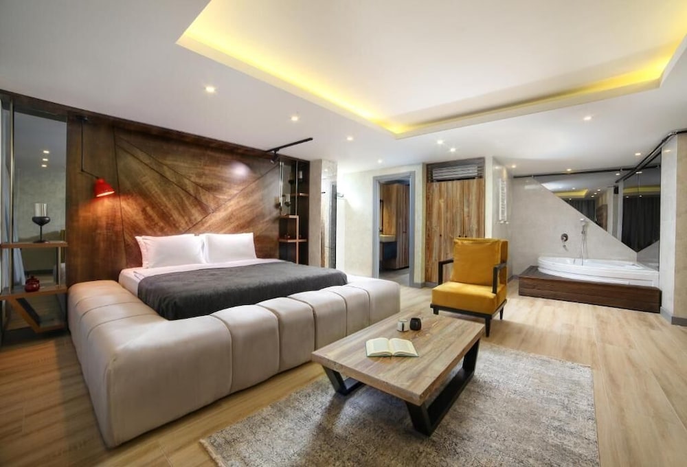 Deluxe Suite, 1 King Bed