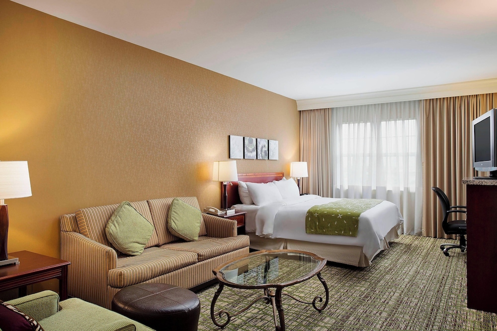 Deluxe Room, 1 King Bed (Hearing Accessible)