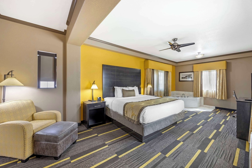 Suite, 1 King Bed, Accessible, Jetted Tub (with Sofabed)