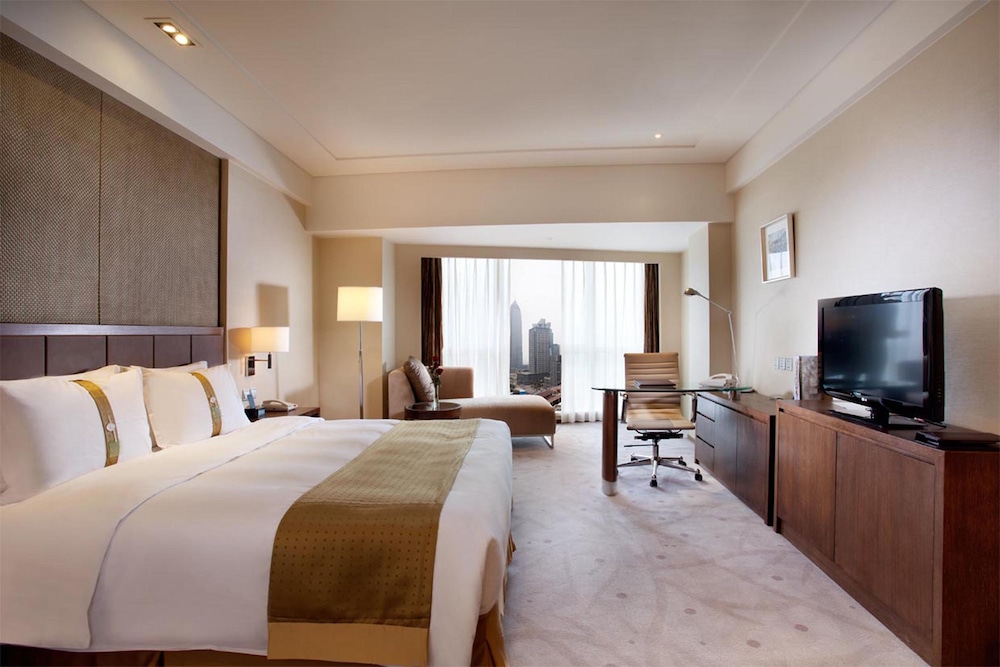 Standard Room, 1 King Bed, Non Smoking - Photo 5