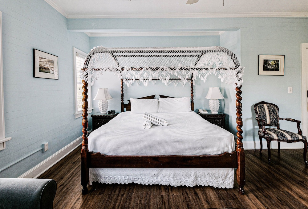 Deluxe King Balcony - James House photo 1