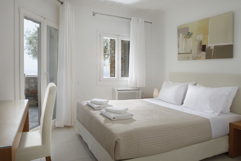 Deluxe Suite | Poolside with Sea view photo 2