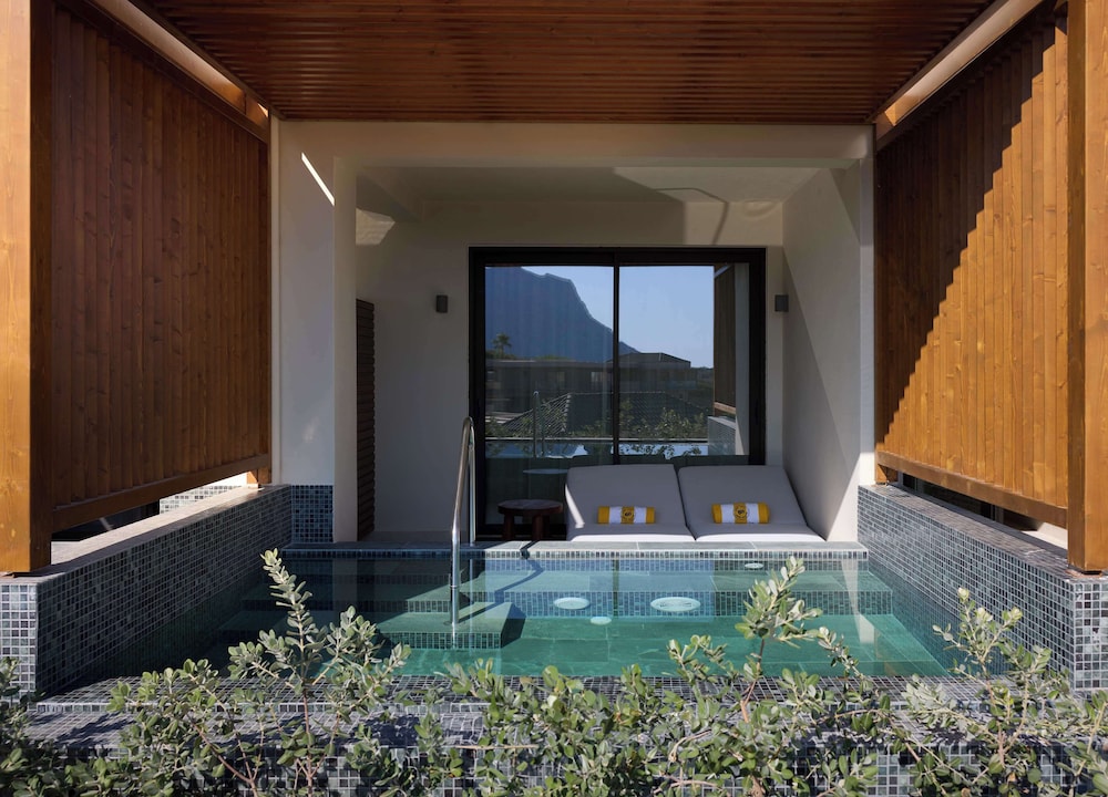 Junior Suite, 1 King Bed (Swim up Pool) thumbnail 5