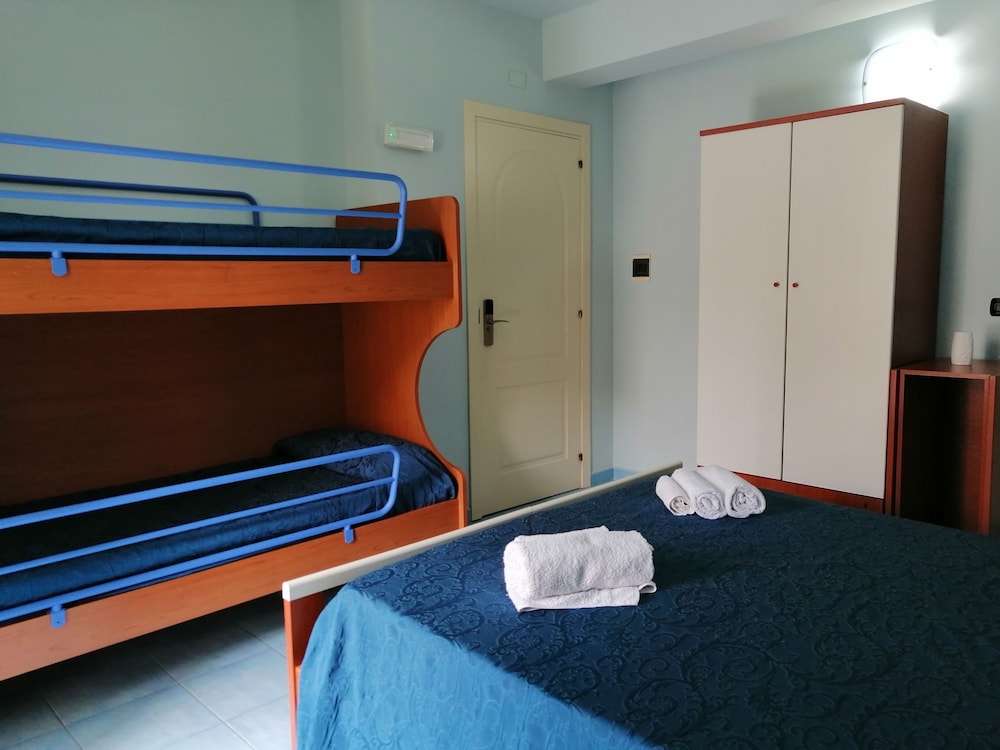 Basic Quadruple Room photo 2