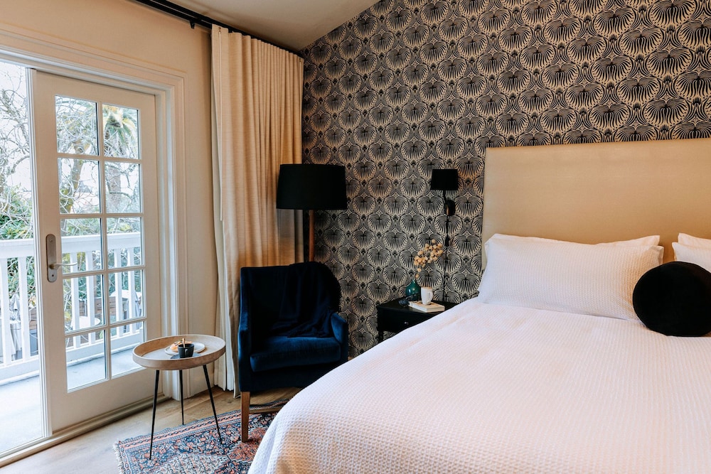 Deluxe Room, 1 King Bed, Courtyard View (Patio Deluxe King-ADA Accessible)