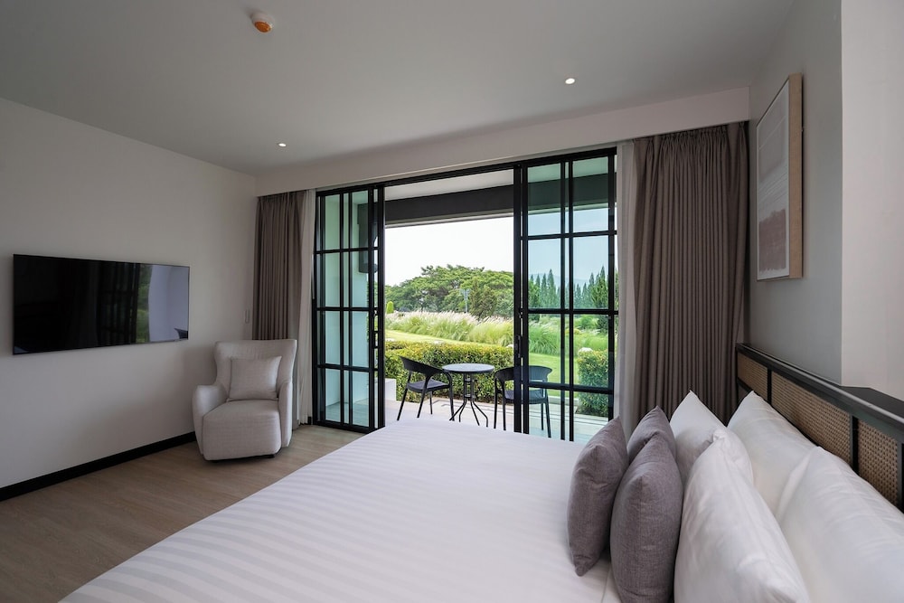 Deluxe Room (Twin Bed) - Photo 7