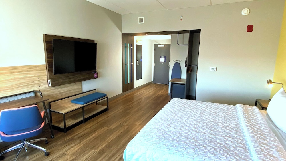 Room, 1 King Bed, Accessible (Mobility & Hearing, Roll-In Shower) - Photo 4