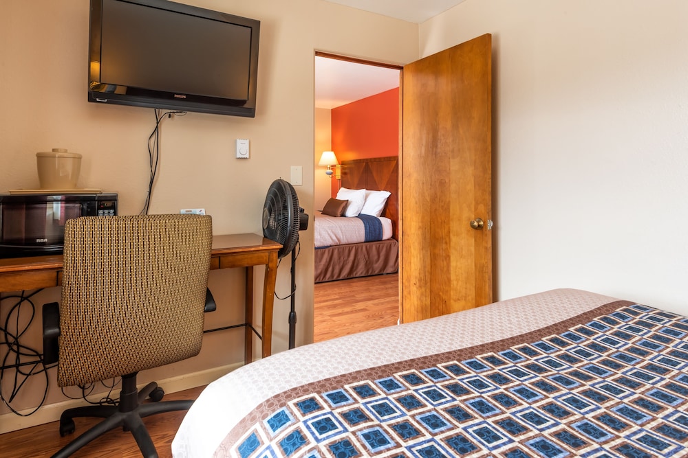 Suite, 2 Queen Beds photo 1
