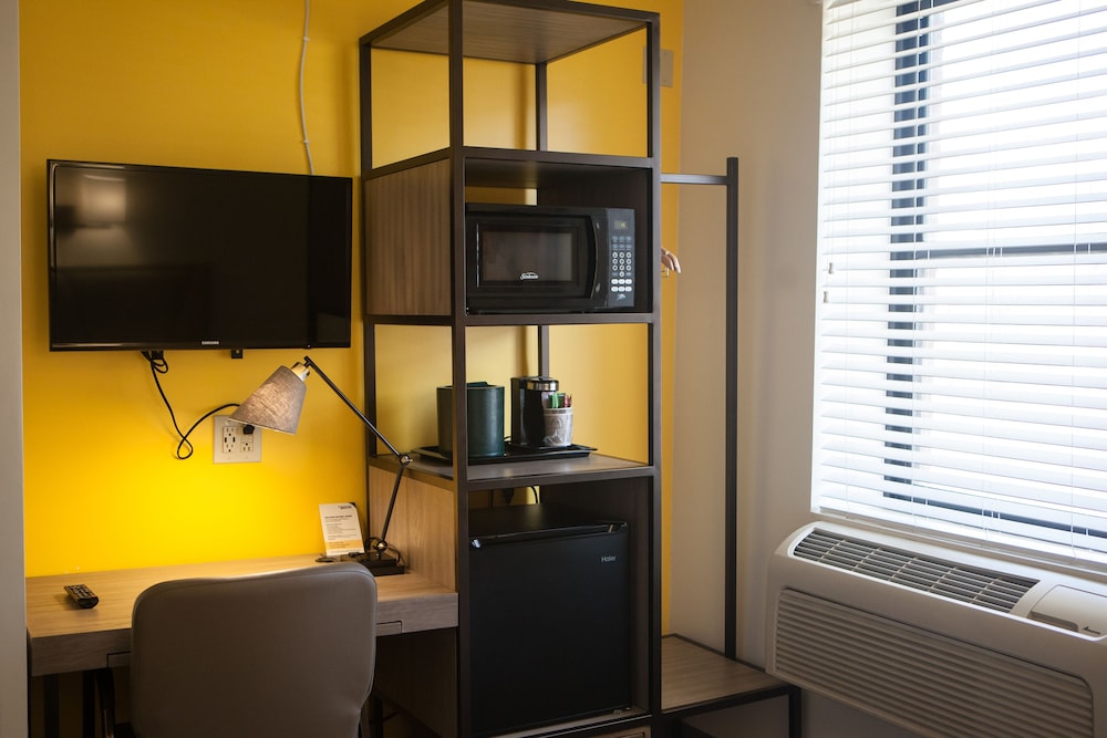 Twin Room, 2 Twin Beds, Refrigerator & Microwave photo 3