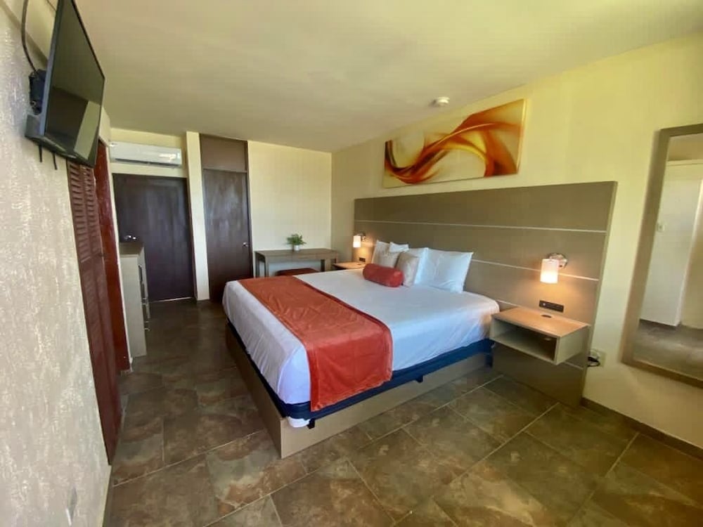 Deluxe Single Room, 1 King Bed, Refrigerator & Microwave, Ocean View photo 2