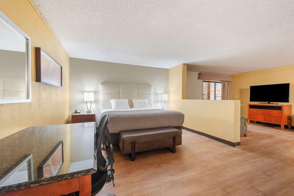 Suite, 1 King Bed with Sofa bed, Non Smoking - Photo 4