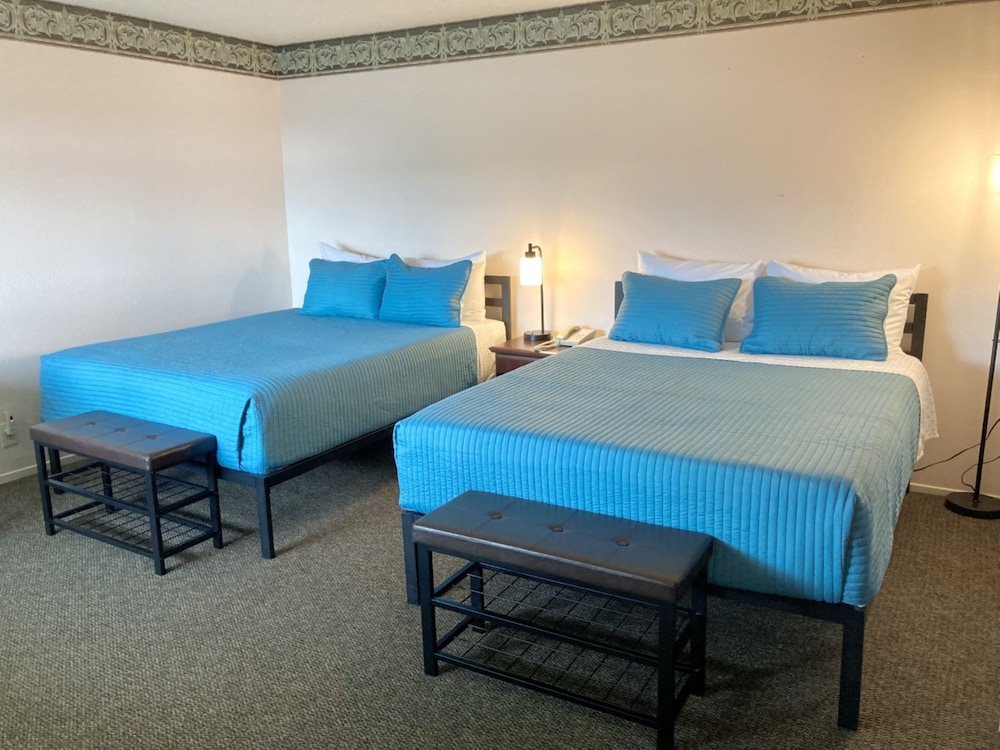 Standard Room, 2 Queen Beds, Non Smoking - Photo 5