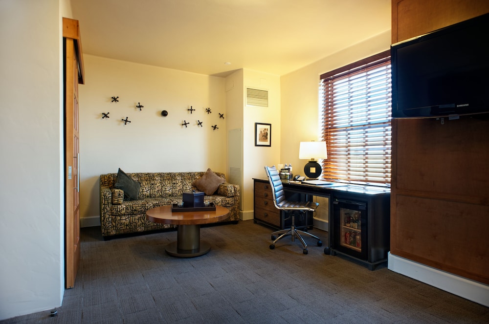 Deluxe Room, 1 King Bed, Accessible (Roll-In Shower) - Photo 3