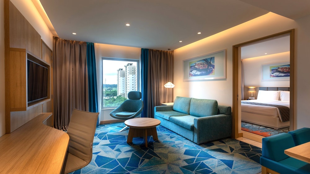 Suite, 1 Queen Bed, Bathtub (Two Bay) - Photo 1