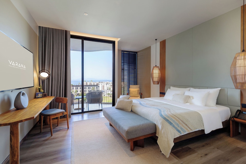 Luxe Ocean View King with NAAM Wellness (hydrotherapy)